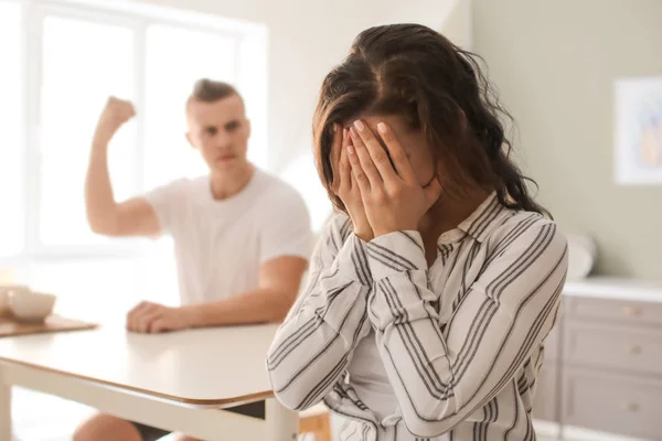 Agresivo marido amenazando a su esposa llorando en casa — Foto de Stock