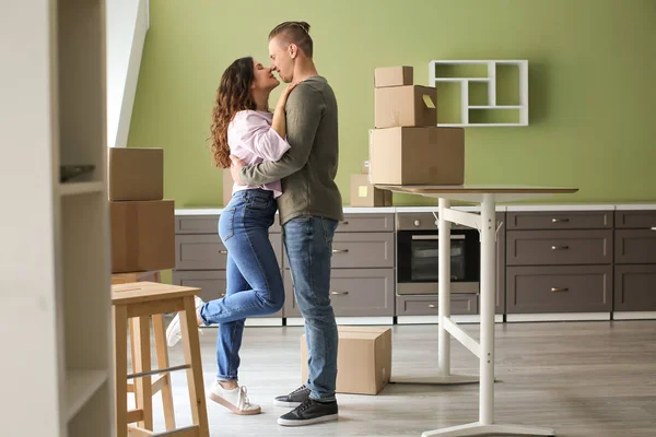 Adorável casal amoroso depois de se mudar para casa nova — Fotografia de Stock