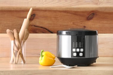 Ahşap arka plana karşı masada modern çoklu ocak