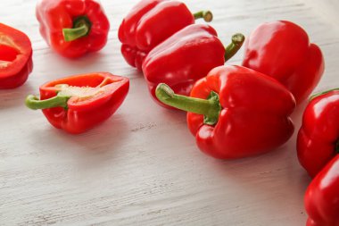 Beyaz ahşap arka plan üzerinde olgun kırmızı biber