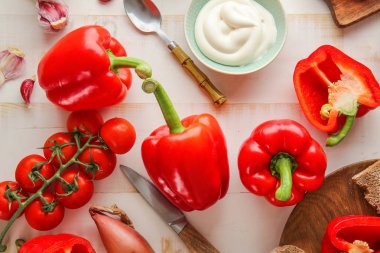 Sebze ve ekşi krema masada