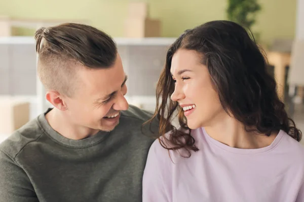 Adorable pareja amorosa en casa — Foto de Stock