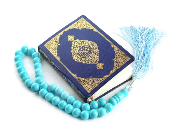 Muzułmańskie koraliki i Koran na białym tle — Zdjęcie stockowe