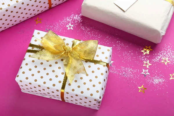 Hermosas cajas de regalo sobre fondo de color — Foto de Stock