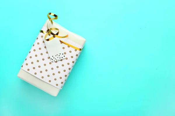 Schöne Geschenkbox auf farbigem Hintergrund — Stockfoto