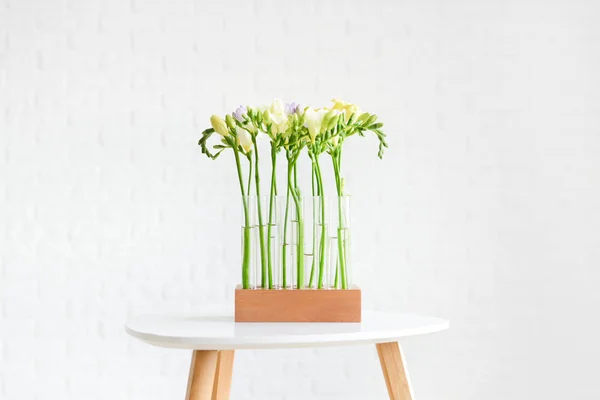 Piękne kwiaty frezji na stole z jasnym tle — Zdjęcie stockowe