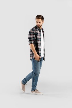 Hafif arka planda modaya uygun genç bir adam.