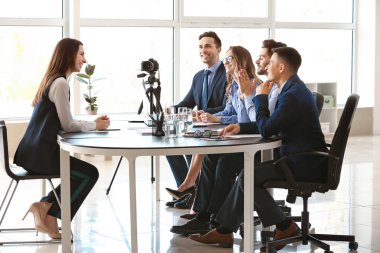 İnsan kaynakları mülakat kadın ofiste komisyon