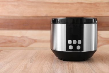 Ahşap masada modern çoklu tencere.