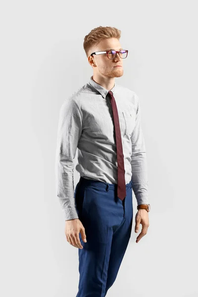 Fashionable young man on grey background — Stock Photo, Image