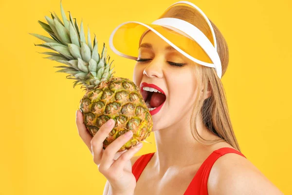 Gyönyörű fiatal nő, ananász, színes háttérrel — Stock Fotó