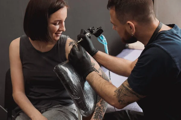 Artista profissional fazendo tatuagem no salão — Fotografia de Stock