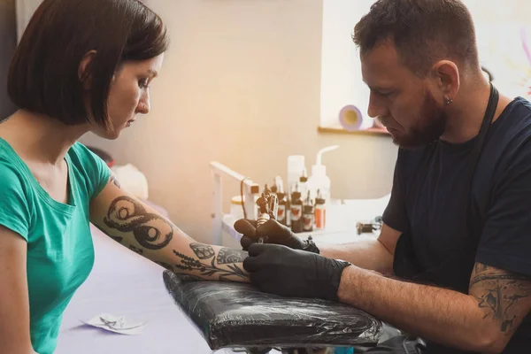 Profesjonalny artysta robi tatuaż w salonie — Zdjęcie stockowe