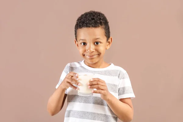 Aranyos afro-amerikai fiú, üveg tej, színes háttér — Stock Fotó
