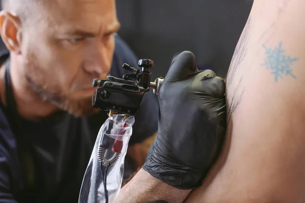 Profesjonalny artysta robi tatuaż w salonie — Zdjęcie stockowe