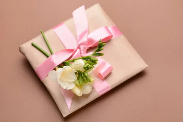 색상 배경에 아름다운 freesia 꽃선물 — 스톡 사진