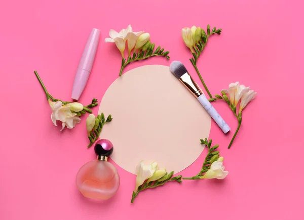 Kosmetik, schöne Freesia-Blumen und leere Karte auf farbigem Hintergrund — Stockfoto