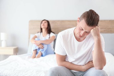 Üzgün adam evde eşi ile kavga sonra