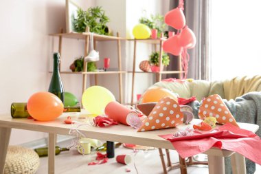 Partiden sonra korkunç karmaşa içinde Oda