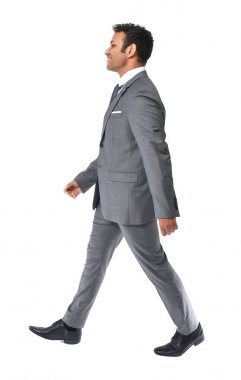 Beyaz arka planda yakışıklı yürüyen işadamı