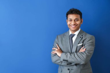 Renkli arka planda yakışıklı işadamı