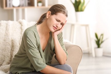 Genç kadın evde diş ağrısı acı