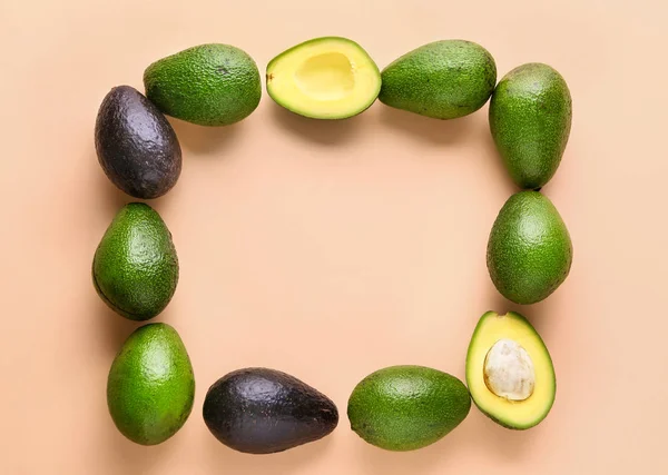 Frame gemaakt van verse avocado op kleur achtergrond — Stockfoto