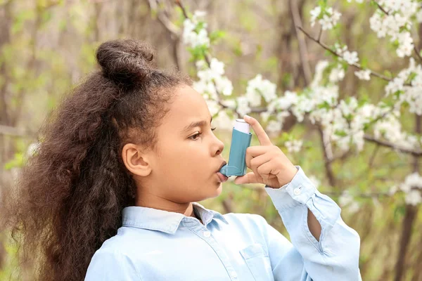 Chica afroamericana con inhalador que sufre un ataque de asma al aire libre en el día de primavera —  Fotos de Stock