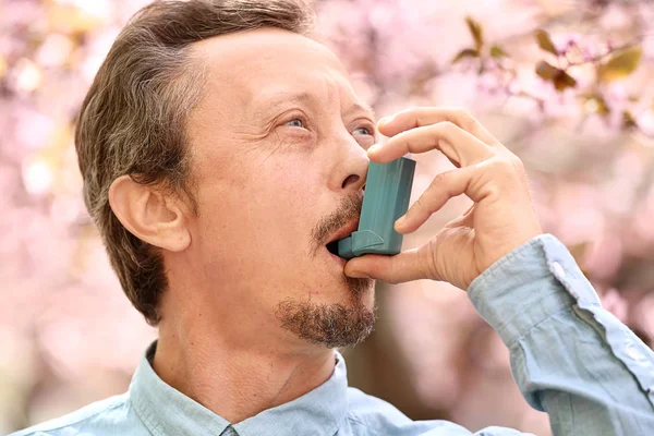 Man met inhalator met astma-aanval op de lentedag — Stockfoto