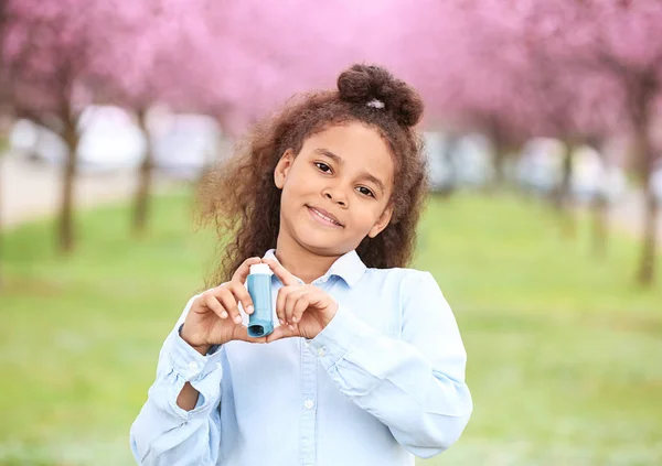 Chica afroamericana con inhalador al aire libre en el día de primavera — Foto de Stock