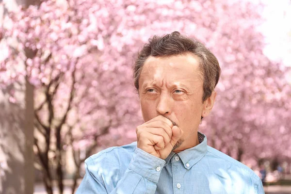 Man having asthma attack outdoors on spring day — Stock Photo, Image