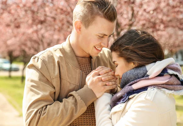 Joyeux jeune couple se reposant à l'extérieur — Photo