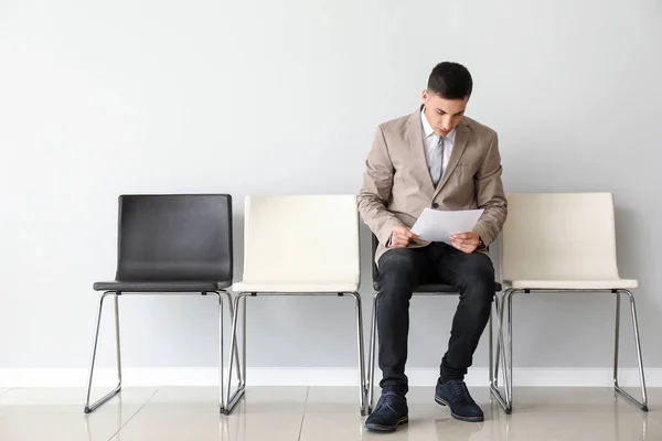 Jeune homme en attente d'un entretien d'embauche à l'intérieur — Photo