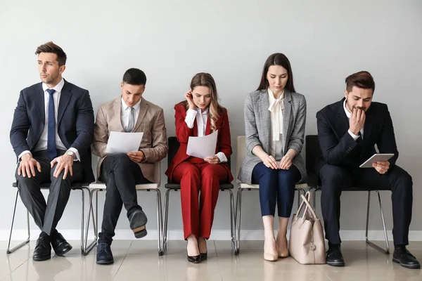 Jeunes en attente d'un entretien d'embauche à l'intérieur — Photo