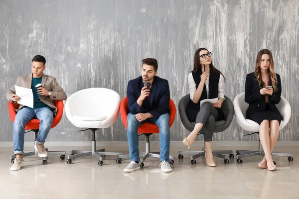 Jóvenes esperando entrevista de trabajo en interiores —  Fotos de Stock