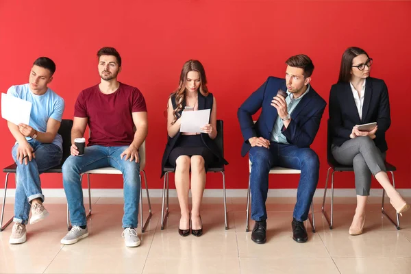 Jóvenes esperando entrevista de trabajo en interiores —  Fotos de Stock