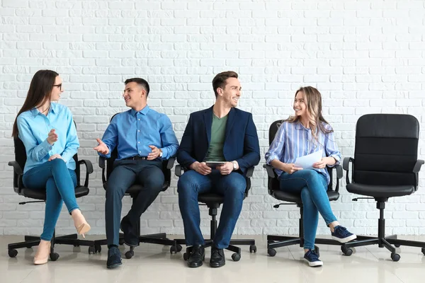 Jóvenes esperando entrevista de trabajo en interiores —  Fotos de Stock