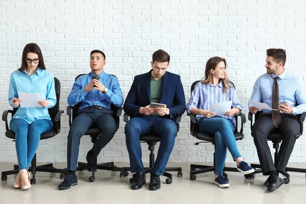 Jóvenes esperando entrevista de trabajo en interiores —  Fotos de Stock