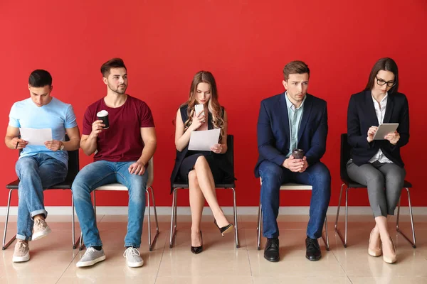Νέοι που περιμένουν συνέντευξη για δουλειά σε εσωτερικούς χώρους — Φωτογραφία Αρχείου