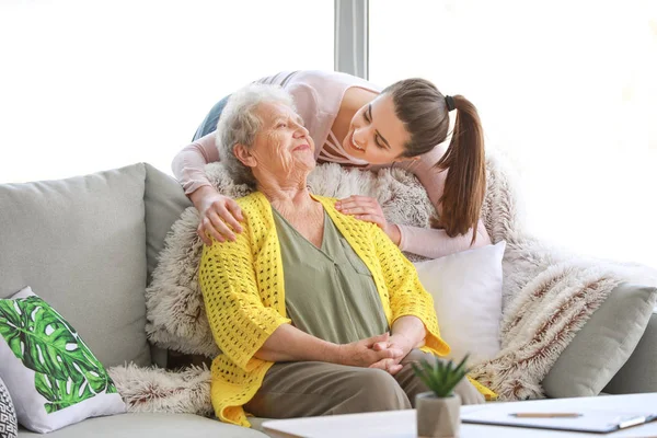 Φροντιστής με ανώτερη γυναίκα σε γηροκομείο — Φωτογραφία Αρχείου