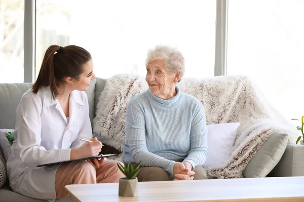 Doctor with senior woman in nursing home — Stock Photo, Image