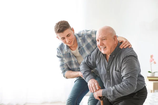 Badante con uomo anziano in casa di cura — Foto Stock