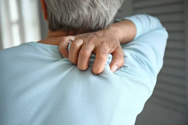 Donna matura che soffre di mal di schiena, primo piano — Foto Stock