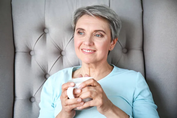 Portret van mooie rijpe vrouw die thee thuis drinkt — Stockfoto