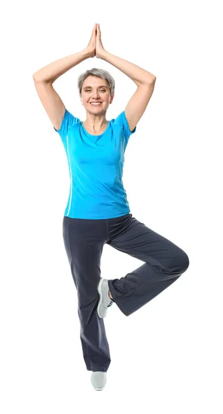 Rijpe vrouw het beoefenen van yoga op witte achtergrond — Stockfoto