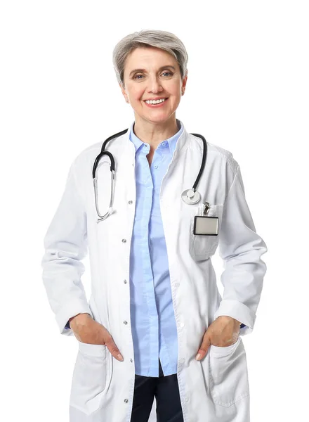 Volwassen vrouwelijke arts op witte achtergrond — Stockfoto