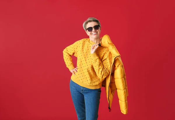 Retrato de mulher madura elegante no fundo de cor — Fotografia de Stock