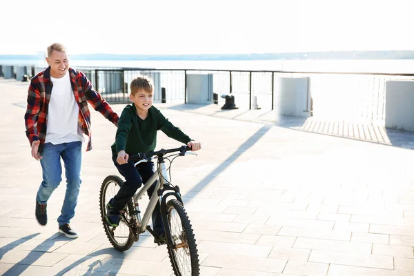 Père enseignant à son fils à faire du vélo à l'extérieur — Photo