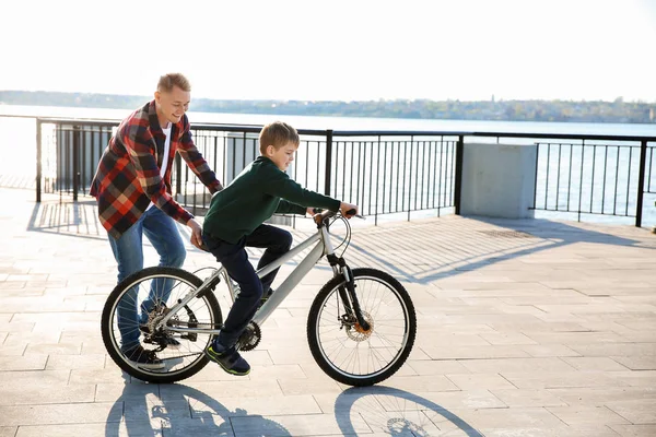 Apja tanítás fia lovagolni kerékpár szabadban — Stock Fotó