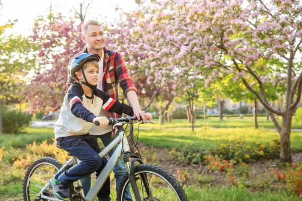 Apja tanítás fia lovagolni kerékpár szabadban — Stock Fotó